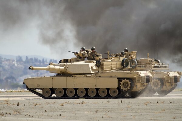 Soldados con armas montan un tanque