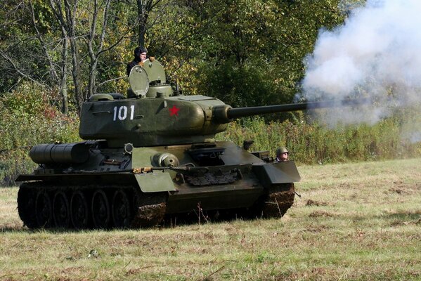 Soviet T-34-85 tank attacks