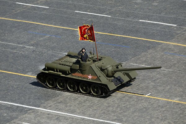 Tanque en el desfile de la victoria en la Plaza roja