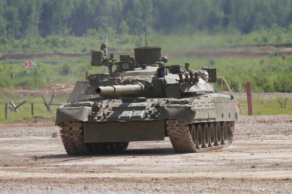 Tanque de batalla trabajando en el campo de pruebas