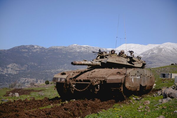 Merkava en los altos del Golán