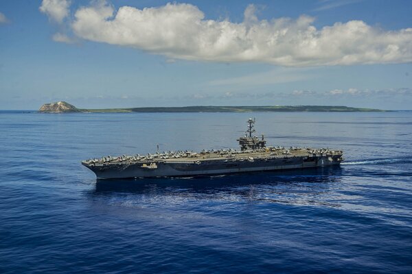 Porte-avions de type Nimitz en mer par temps clair