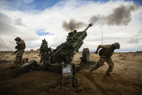 Infanterie-Artillerie kämpft auf dem Feld