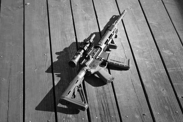 Fusil d assaut AR-15 sur les planches