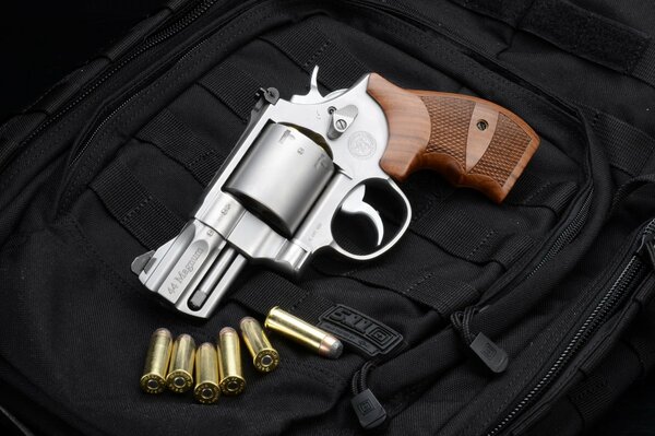 Ein kleiner Smith-Wesson-Revolver mit Patronen