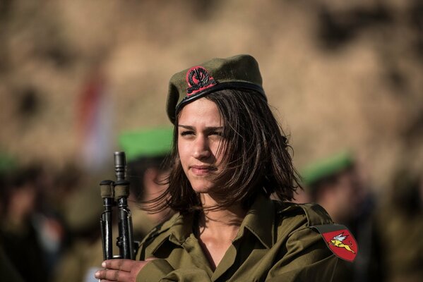 Soldat fille d Israël avec des armes