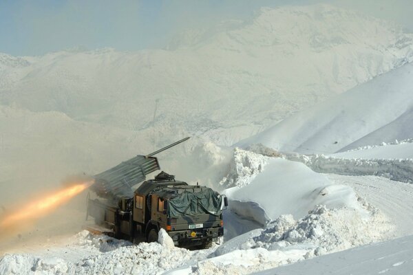 Missile de salve turc de l armée dans la neige