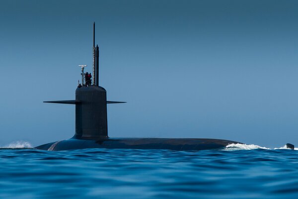 Submarino en acción en el mar