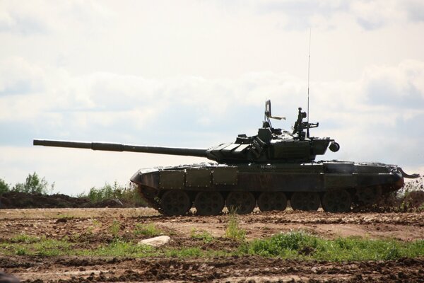 Un tanque de hocico largo recorre el campo