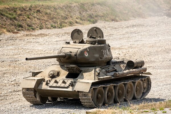 Tanque en el campo en el curso de la acción