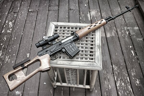 Fusil de sniper sur un tabouret