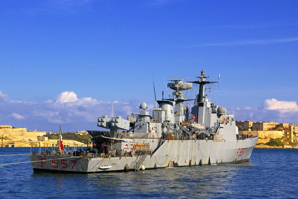 Vieux navire de guerre à quai. Navire Destroyer sur l eau