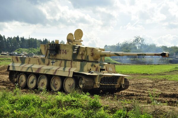 Niemiecki czołg ciężki na polu pojazdów opancerzonych