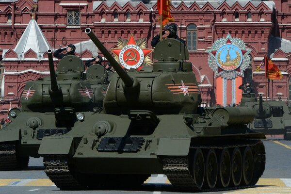 Tanque T 34-85 en la Plaza roja