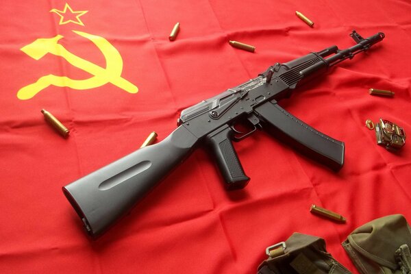 Kalashnikov en la bandera de la URSS