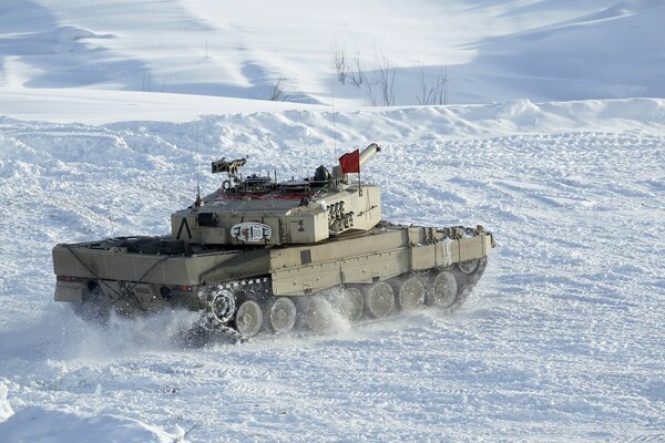 Grauer Tank in einem schneebedeckten Feld