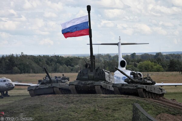 Bandera de Rusia en el tanque T 80 T 90