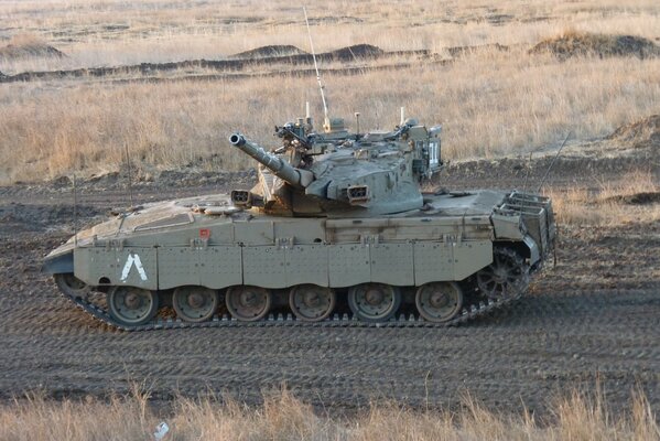 Israelischer Kampfpanzer auf dem Feld