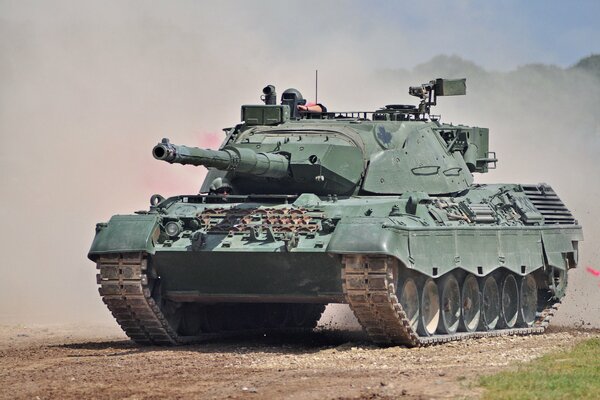 Tanque de batalla en ejercicios de campo