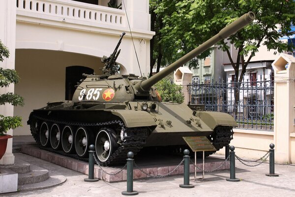 Tanque soviético en la calle