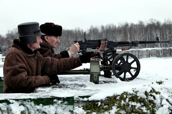 Zwei Veteranen schießen auf Deponie