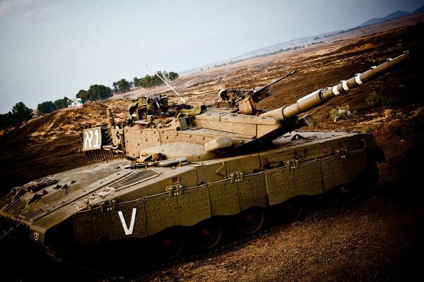 Tanque principal de combate en el campo