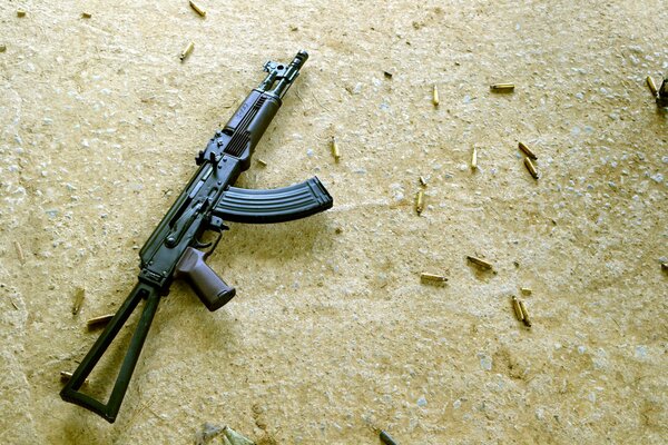 Fucile d assalto Kalashnikov Aks74u sulla sabbia