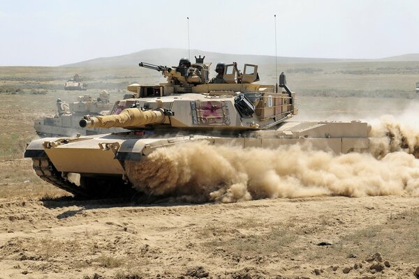 Montando un tanque en el campo de batalla