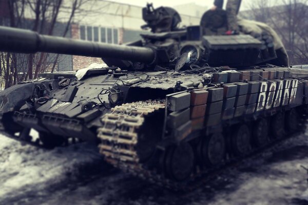 Tanque de batalla en un edificio de ladrillo