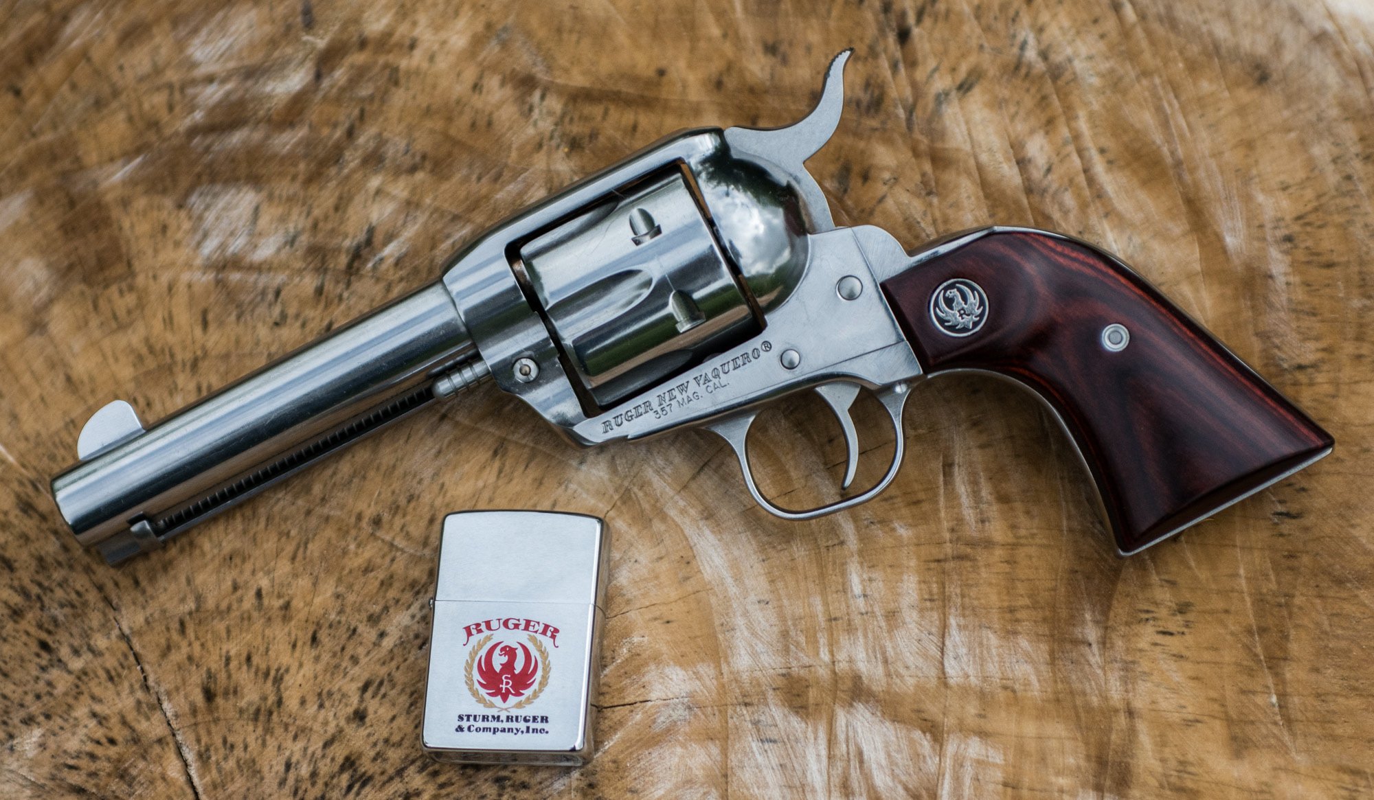 револьвер ruger рукоять ствол оружие зажигалка фон