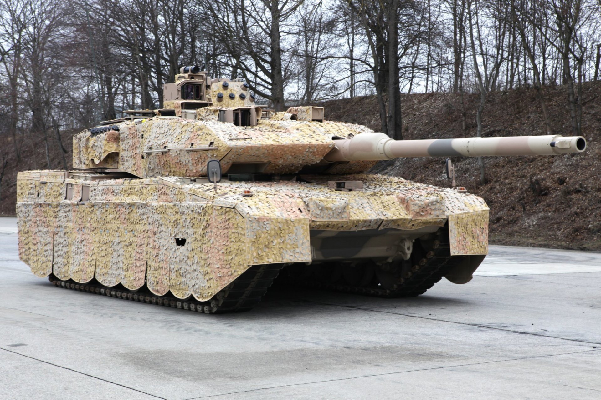 krauss-maffei wegmann kmw leopard 2a7+ german tank camouflage