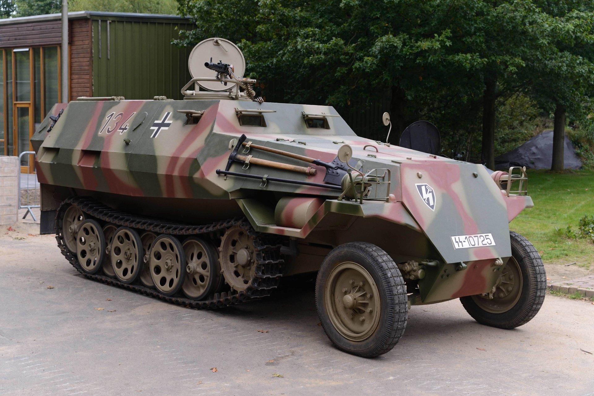 d kfz 251 sonderkraftfahrzeug германский средний полугусеничный бронетранспортёр периода второй мировой войны