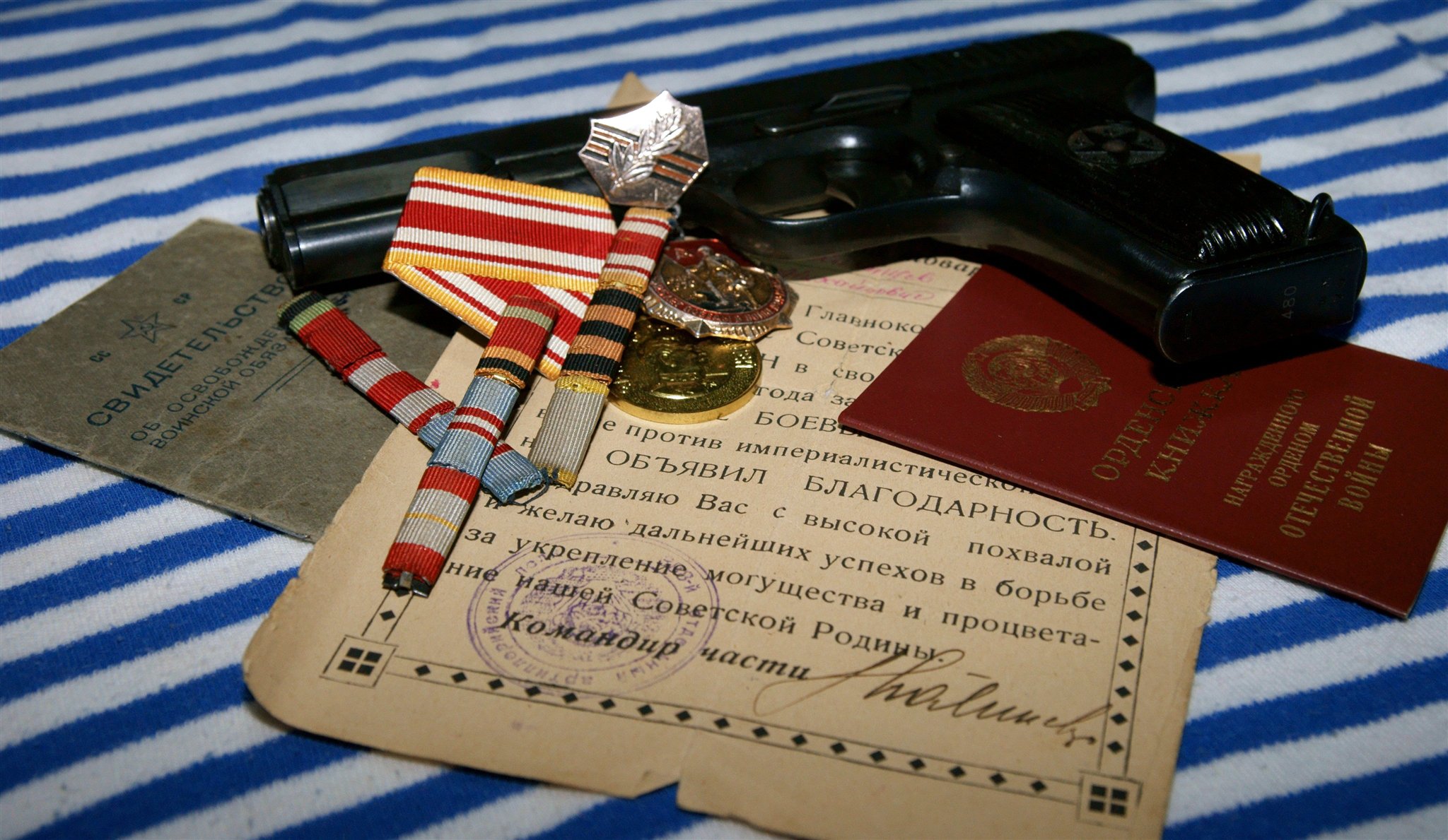 pistolet nagrody medal książeczki legitymacja świadectwo