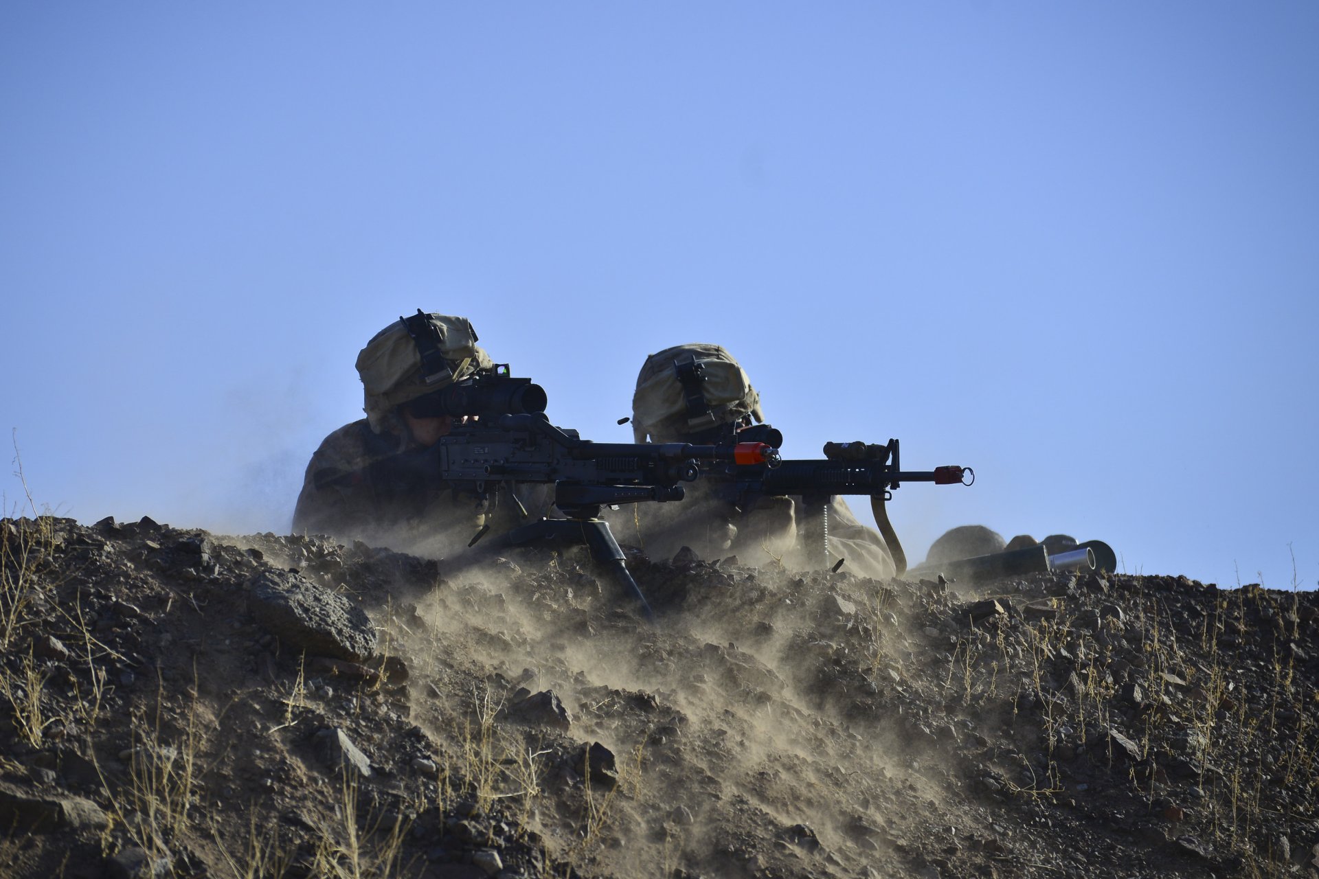 men marines industrial complex weapon gun m240b readiness at the position