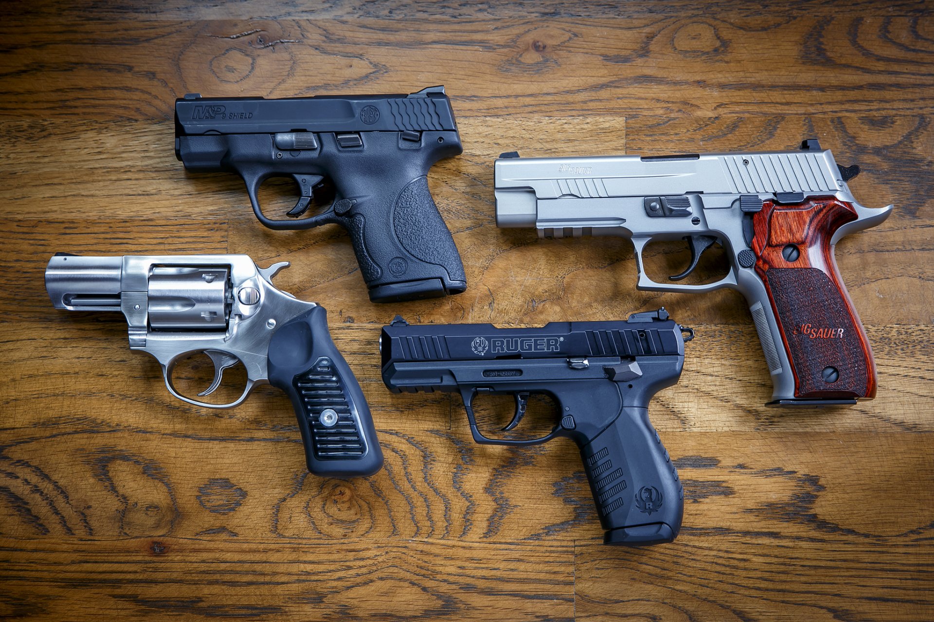 smith & wesson 9mm sig p226 ruger sp101 ruger sr22 pistolety broń