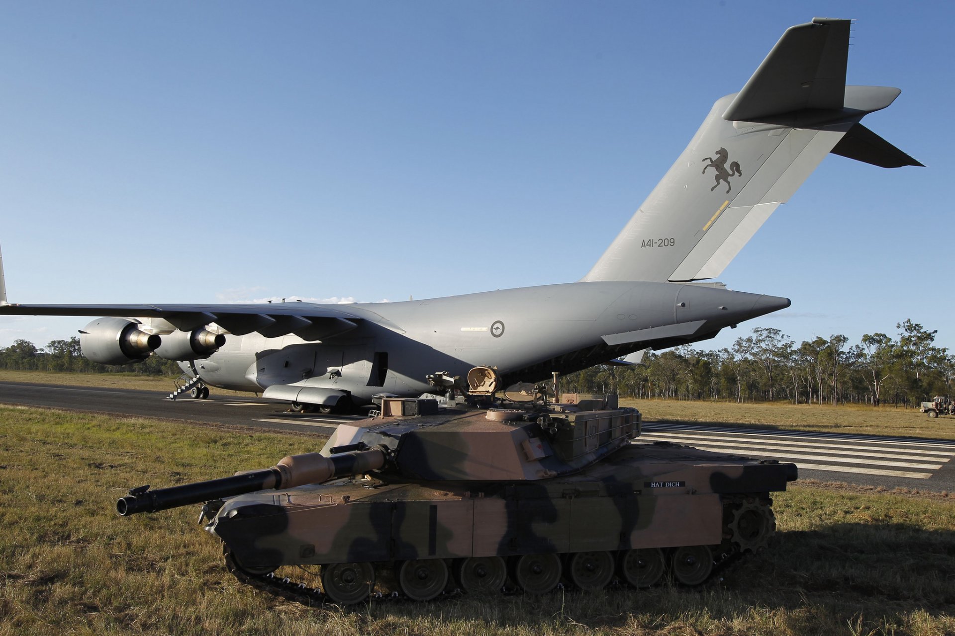 c-17a globemaster iii estratégico transporte militar avión m1a1 abrams principal combate tanque aeródromo