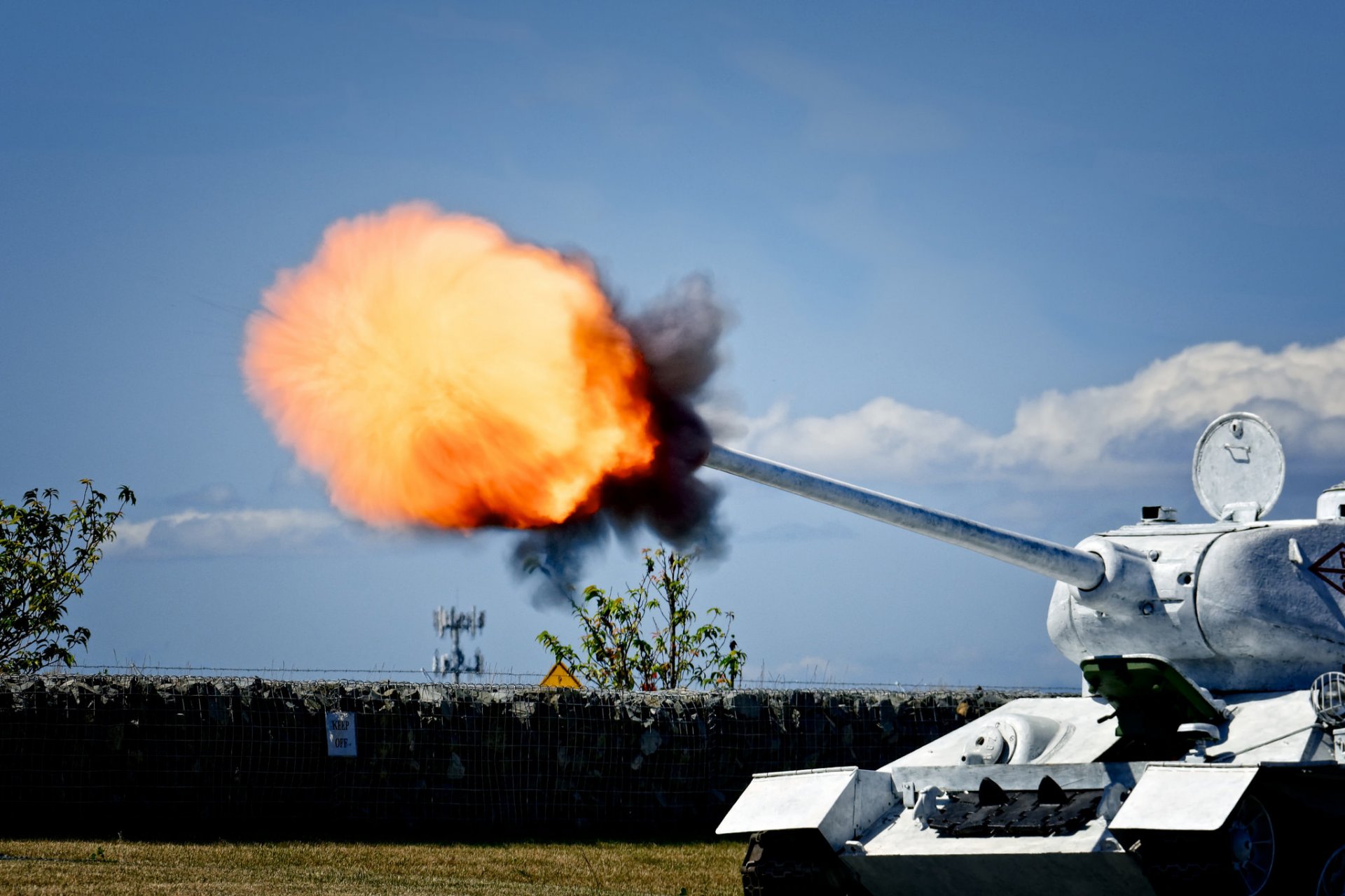 t-34-85 radziecki średni czołg strzał salwa