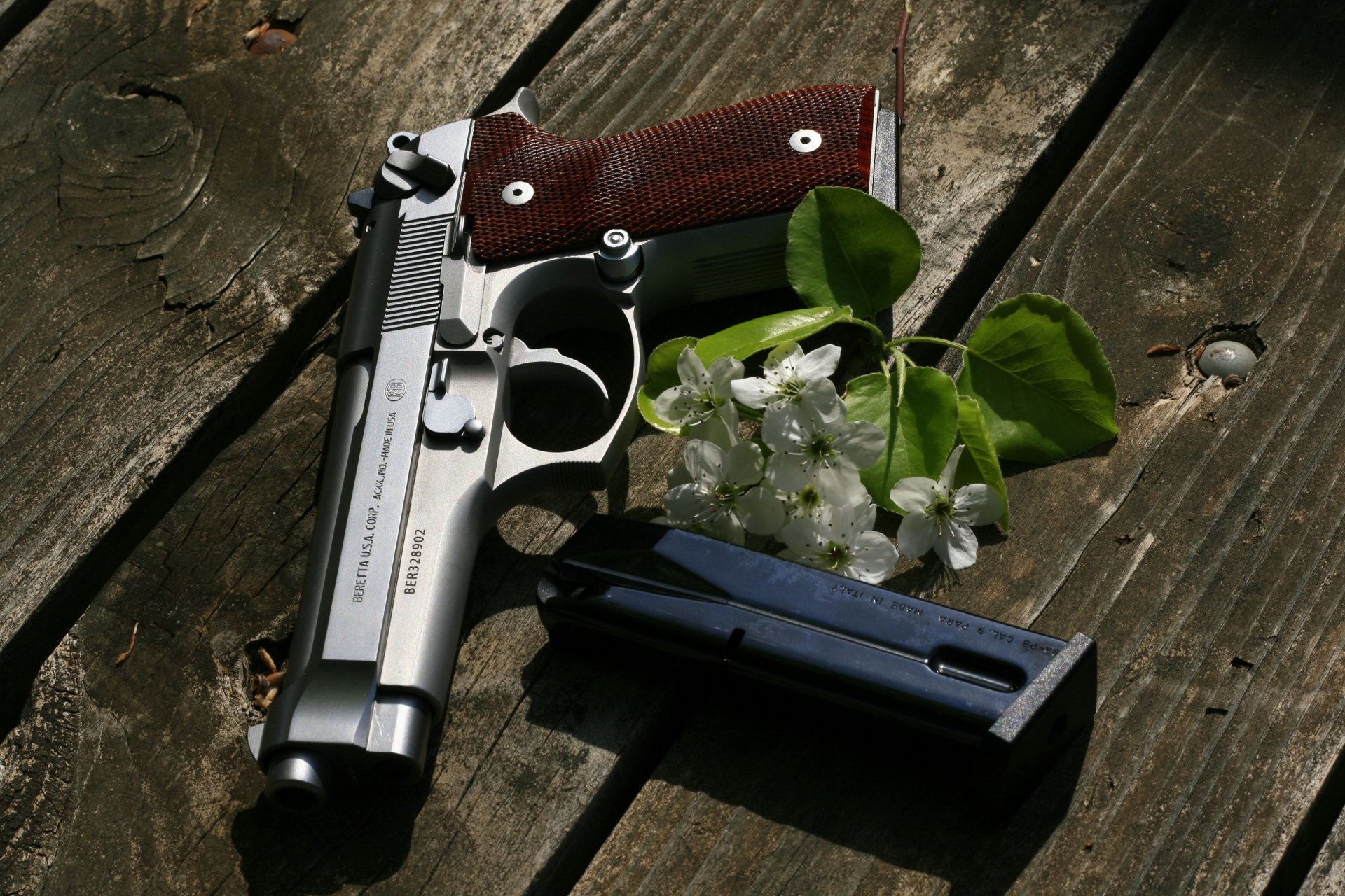 beretta auto-charge pistolet arme planches