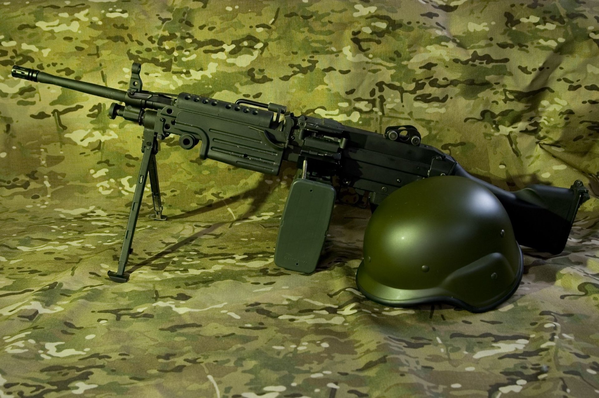 m249 minimi ręczny hełm z bronią