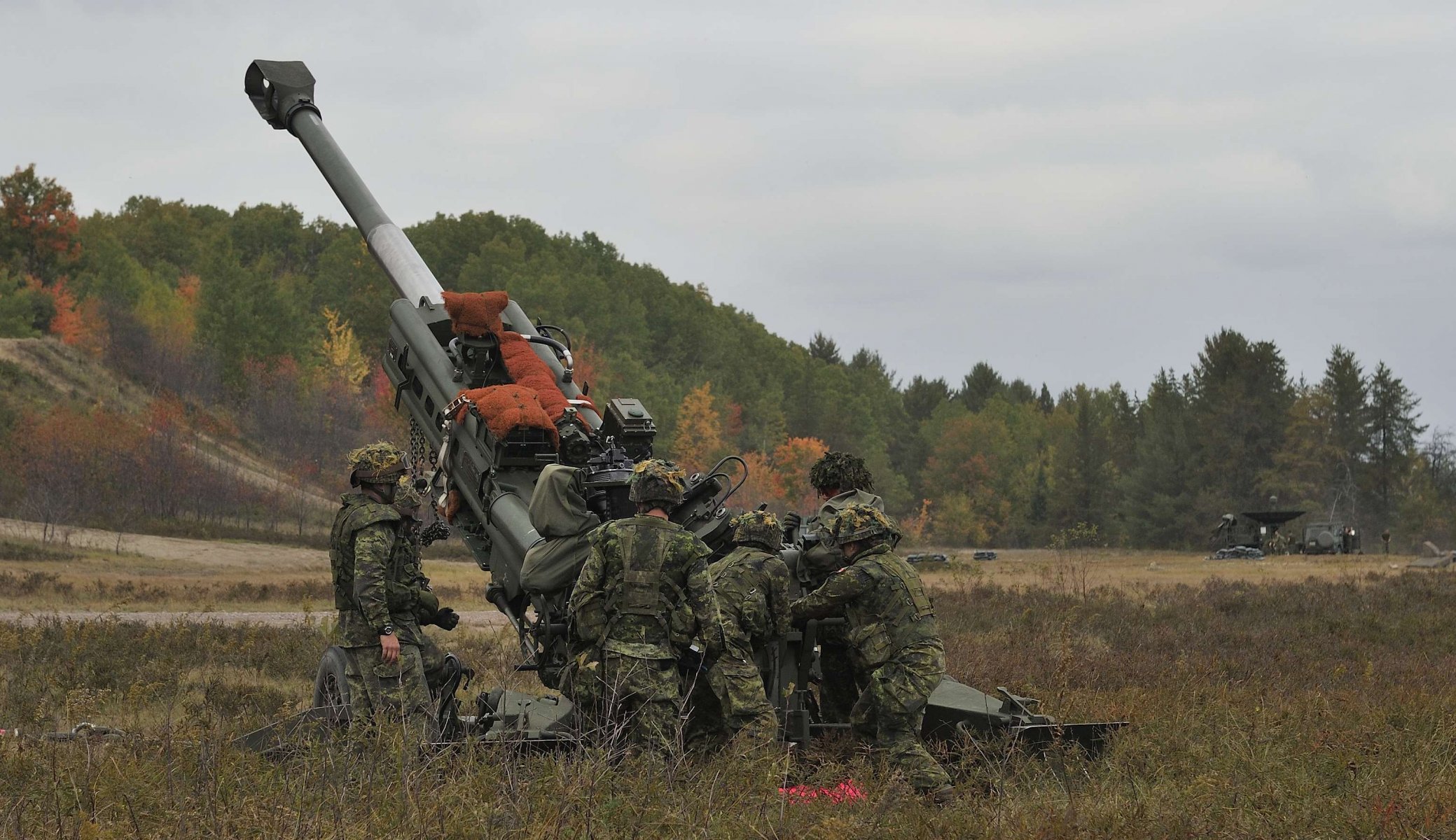 m777 haubitze 155 mm artillerie soldaten feld