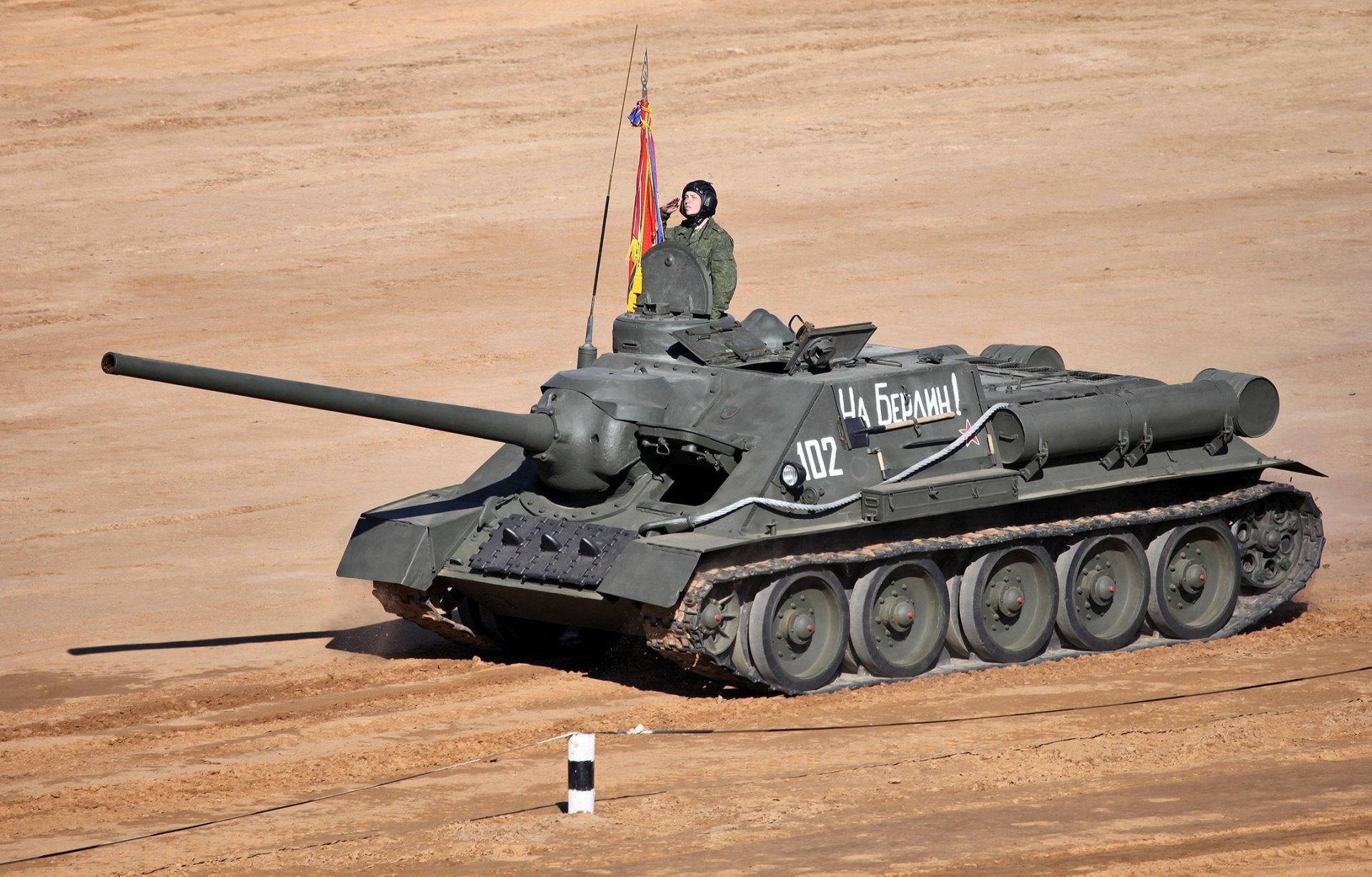 su-100 soviético autopropulsado artillería instalación segunda guerra mundial gran guerra patriótica urss rusia polígono desfile soldado soviético unión soviética segunda guerra mundial gran guerra patriótica