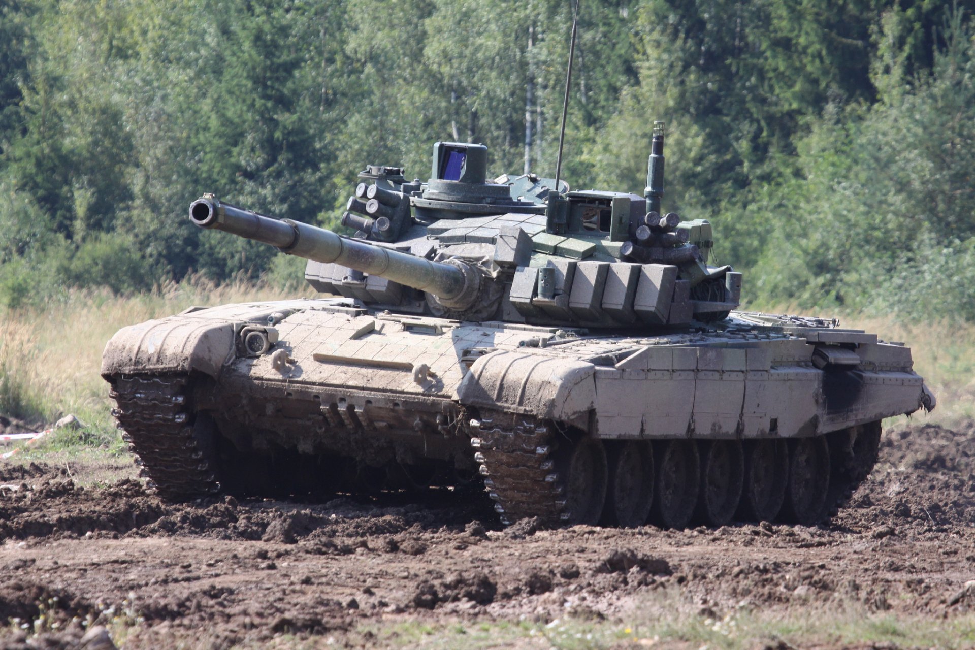 t-72m4 czołg pancerny brud