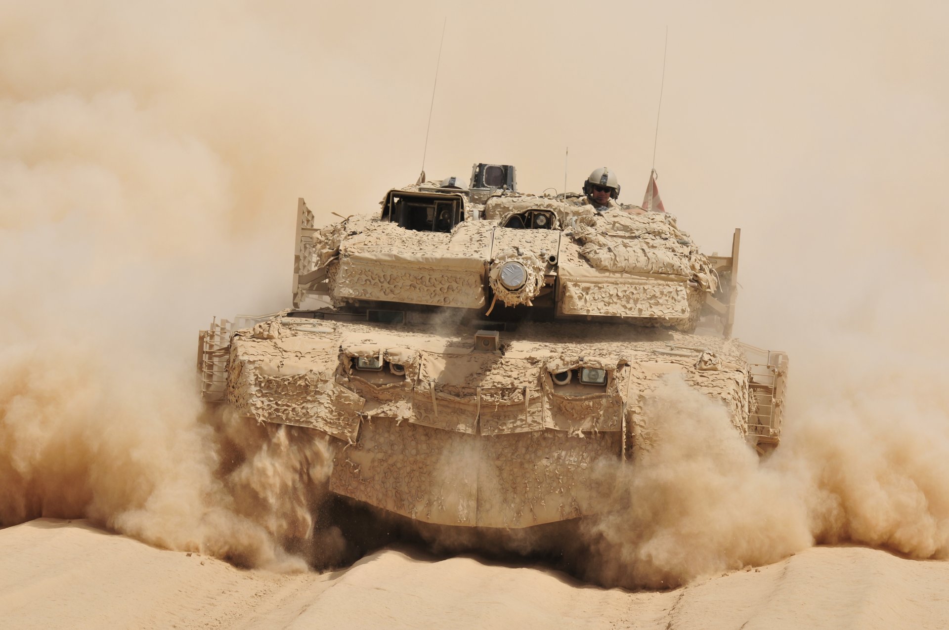 leopard 2a5 dk german main battle tank air denmark afghanistan desert camouflage saab barracuda travels dust