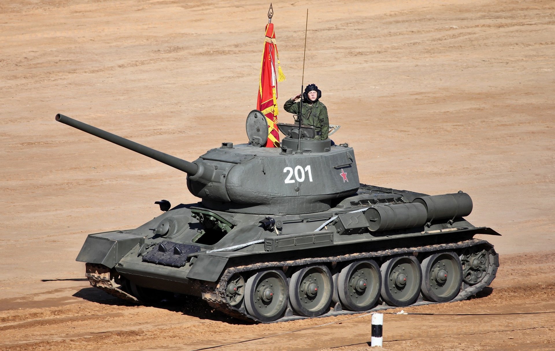 sovietico carro armato t-34 urss russia seconda guerra mondiale grande guerra patriottica poligono di tiro parata soldato t-34 unione sovietica seconda guerra mondiale grande guerra patriottica poligono di tiro sfilate soldati