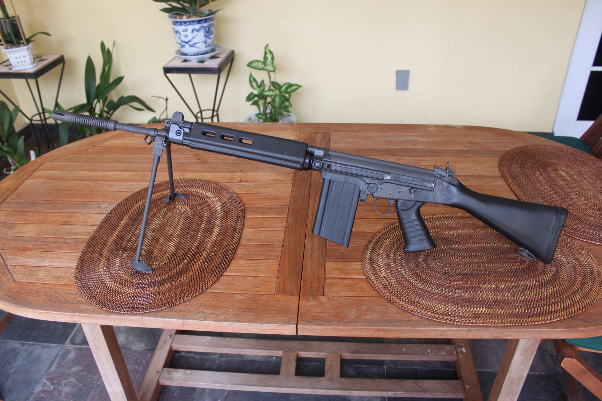 teyr stg.58 fn fal automatisch gewehr tisch