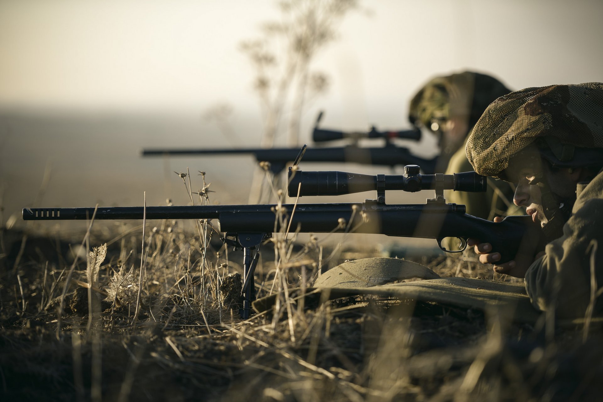 scharfschütze soldaten scharfschütze gewehr optik waffe gras