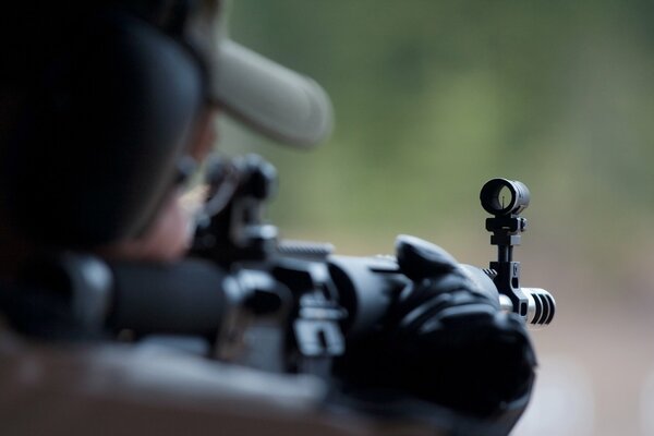 Hombre apunta con rifle de francotirador