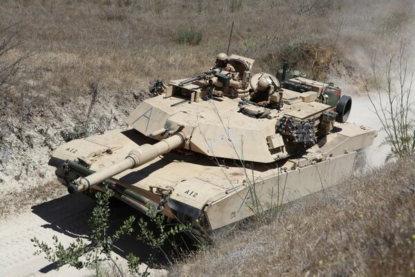 Foto de un tanque con dos petroleros