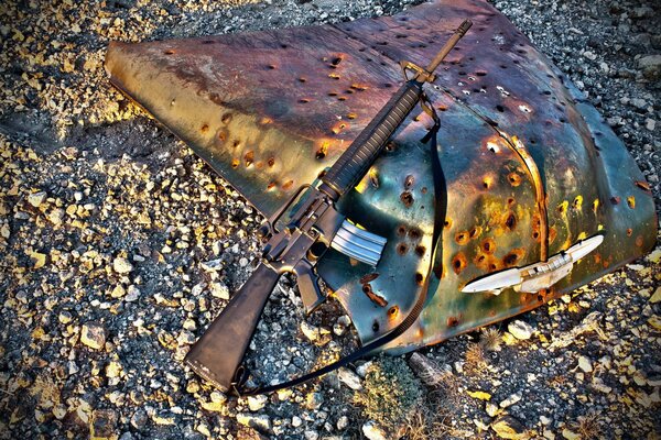 Fusil d assaut sur le capot de la voiture