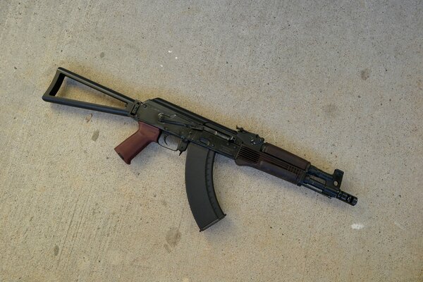 AKs-74 Kalashnikov en un fondo claro